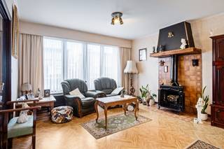 Interesse in deze woning? Bekijk de virtuele toer en maak via Livitas.be ONLINE je afspraak.<br />De luxe van een half-open bebouwing merk je pas wanneer je gemakkelijk naar de tuin kan wandelen, je fiets wilt stallen of je vrienden wilt uitnodigen.<br />Want goede vrienden gebruiken nooit de voordeur :)<br />Het gelijkvloers is voorzien van een ruime garage, wasplaats en de ruime en zonnige tuin.<br />De eerste verdieping bevat de woonkamer en de keuken met ingemaakte toestellen, met een mooi en groen uitzicht.<br />Drie slaapkamers bevinden zich op de tweede verdieping, samen met de badkamer.<br />Dit type woning wordt snel verkocht en zeker omdat deze buurt in Ekeren zeer centraal gelegen is en toch rustig.<br />Winkels, scholen en openbaar vervoer zijn gemakkelijk bereikbaar.<br />Wacht niet te lang en maak snel via Livitas.be ONLINE je afspraak.