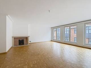 Droom jij van wonen in historisch Brugge? Dit instapklare appartement in het centrum combineert sfeer met ruimte. Ontspan in de lichtrijke...