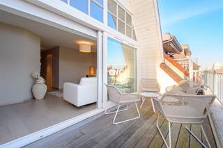 Duplex-appartement met mooi zonneterras op toplocatie in Knokke.Ontdek dit charmante duplex-appartement in het hart van Knokke, ideaal gelegen aan de zonnekant van de Zoutelaan, vlakbij de Lippenslaan en op wandelafstand van het strand.Indeling: op de benedenverdieping: inkomhal met gastentoilet, ingemaakte vestiairekast en technische berging, ruime en lichtrijke leefruimte met grote raampartijen en toegang tot een zonnig terras vooraan, volledig uitgeruste keuken en aangename eetruimte met aansluitend een tweede terras achteraan, tweede berging. Op de bovenverdieping: twee slaapkamers, een badkamer met ligbad, lavabo en toilet, een douchekamer, een afzonderlijk toilet en een extra berging. Dankzij de lichtkoepel is ook op de verdieping veel natuurlijke lichtinval. Private kelder.Grote troeven van dit prachtige duplex-appartement zijn zonder twijfel de ligging, het zonneterras, de functionele indeling met veel bergruimte en ingemaakte kasten!Als extra troef is er een mogelijkheid tot aankoop of huur van een autostaanplaats in de buurt.Een heerlijke plek voor wie comfortabel wil wonen in het centrum, met alle voorzieningen vlakbij.Wenst u bijkomende informatie of wenst u een bezoek in te plannen? Contacteer Nathalie Colpaert op het nummer 0495/62 18 81 of via mail info@immocnc.be.