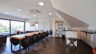 <strong>Te huur, Luxueuze, energiezuinige penthouse met veel lichtinval in Sint-Martens-Latem</strong><br /><br />Ontdek deze exclusieve penthouse op een toplocatie in het gegeerde Sint-Martens-Latem. Gelegen op de 2e verdieping van een modern en kleinschalig appartementsgebouw, geniet je hier van rust, privacy en een hoogwaardige afwerking.<br />Bij het binnenkomen word je meteen overvallen door ruimte en licht, dankzij de grote raampartijen die zorgen voor een open en luchtig gevoel. De leefruimte sluit perfect aan op het zonnige, ruime terras, waar het heerlijk vertoeven is – ideaal om te ontspannen of gasten te ontvangen.<br /><br />Deze penthouse is zeer energiezuinig en beschikt over een geavanceerd aircosysteem dat zowel kan verwarmen als koelen – comfort verzekerd, het hele jaar door.<br /><br />Een unieke kans om te wonen in één van de mooiste gemeentes van Vlaanderen, omringd door groen, cultuur en alle nodige voorzieningen.<br /><br />Even een korte rondleiding; inkom met afzonderlijk toilet, lichtrijke woonkamer met open keuken, wasplaats, hall, <strong>3 VOLWAARDIGE SLAAPKAMERS</strong>, berging en badkamer. Buitenshuis treffen we een <strong>GROOT TERRAS en 1 bijhorende</strong> <strong>autostaanplaats</strong>. <br /><br /><em>Opmerking: Het appartement is geschikt voor maximum 3 à 4 personen! Omdat je financieel comfortabel zou kunnen huren wordt de volgende basisregel qua inkomsten gehanteerd: € 1300* 3 = € 3900</em><br /><br /><strong>Adres: </strong>Kortrijksesteenweg 140 bus 3, 9840 Sint-Martens-Latem<br />Beschikbaar vanaf 1 december 2026<br />Huurprijs: € 1150/mnd + € 150 syndic/mnd<br />EPC: 166 kWh/m² UC: 2683116