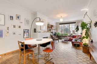 Dit appartement is perfect voor wie wil genieten van het leven in 't Stad en van de rust van een tuin. U wordt verwelkomd in een royale inkomhal die de tijdloze elegantie van de architectuur uit de midden-twintigste eeuw ademt, met een duurzame vloer in terrazzo en een statige marmeren trap.<br /><br />De centrale hal van het appartement geeft toegang tot alle ruimtes. De eet- en woonkamer waar voldoende plaats is om het gezellig te maken. De badkamer met toilet, dubbele lavabo, wasmachine/droogkast en inloopdouche.<br /><br />De slaapkamer met aparte dressing heeft zicht op terras en tuin met andere woorden de beste plek van het appartement om wakker te worden.<br /><br />Via de volledig geïnstalleerde keuken heb je toegang tot het ruime terras van 75m² en de gemeenschappelijke tuin. De tuin wordt gedeeld met het andere appartement op het gelijkvloers.<br /><br />Er bestaat de mogelijkheid om een ondergrondse, inpandige staanplaats bij te nemen. De kelderberging is inclusief.<br /><br />Dit appartement is perfect voor iedereen die op zoek is naar een comfortabele en praktische woning in Antwerpen. Met zijn gunstige ligging, ruime indeling en buitenruimte, is het de ideale plek om te wonen. Het appartement is momenteel verhuurd aan interessante voorwaarden tot tenminste 17/02/2028.