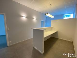 Ruime en goedgelegen kantoorruimte in het commercieel centrum van Oostkamp.<br /><br />Deze ruime handelsruimte geniet van volgende indeling:<br /><br />Een ruime inkom, een balie met plaats voor één à twee werknemers, een vergaderruimte met voldoende lichtinval (voorzien van privacy stickers).<br /><br />Daarnaast is een ruime bureauruimte - aanwezig waar er op heden burelen voorzien zijn voor twee werknemers en een kleine keukenruimte.<br /><br />Bij de kantoorruimte hoort nog een ruime kelderberging die toegankelijk is vanuit de kantoorruimte.<br /><br />Alle inrichting is eigendom van de huidige huurder en overname hiervan is bespreekbaar.<br /><br />De totale oppervlakte van de handelsruimte bedraagt +/- 124m²<br /><br />Alle wanden zijn perfect weg neembaar, waardoor één grote ruimte gecreëerd kan worden. <br /><br />Meer info op kantoor.