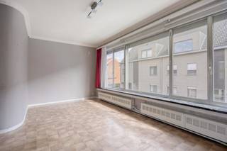 Ben je op zoek naar een ruime beletage, vlakbij het bruisende centrum van Zwijndrecht?<br /><br />Je komt binnen via de inkomhal met apart toilet.<br />Op het gelijkvloers bevindt zich een ruime garage met elektrische poort.<br />Deze geeft toegang tot twee extra bergingen en een wasplaats.<br /><br />Op de eerste verdieping vind je de leefruimte met aansluitende veranda en een afzonderlijke keuken. De keuken is voorzien van heel wat opbergruimte.<br />Op de tweede verdieping bevinden zich <strong>twee ruime slaapkamers</strong> en een <strong>derde, kleinere slaapkamer</strong> die momenteel geschikt is voor een enkel bed.<br />De badkamer is voorzien van een ligbad, een lavabomeubel met dubbele wastafel en een toilet.<br /><br />De woning beschikt over een grote tuin en terras met aparte bergruimte. <br /><br />Bron bewoonbare oppervlakte: EPC-certificaat.<br />Renovatieverplichting residentiële gebouwen van toepassing.<br />https://www.vlaanderen.be/een-huis-of-appartement-kopen/renovatieverplichting-voor-residentiele-gebouwen<br /><br />Een leuke woning met drie slaapkamers, een grote garage en een aangename tuin, ideaal voor gezinnen die op zoek zijn naar ruimte en mogelijkheden.<br />Interesse? Bel 03/775.78.79 voor een bezoek vast te leggen!<br />Ben je ook van plan jouw eigendom te verkopen? Maak een afspraak voor een gratis schatting, wij maken er samen een succesverhaal van.