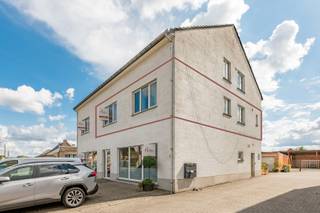 Dit appartement gelegen op de 1ste verdieping maakt deel uit van een appartementsgebouw, waar in totaal 5 appartementen gevestigd zijn. Het...