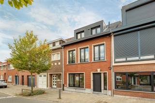 <p>Appartement en duplex superbement rénové à Ekeren-Donk.<br />Rénovation complète et économe en énergie avec des matériaux haut de gamme.<br />À quelques pas des commerces, des écoles et des transports en commun.<br />Agencement : V1 : très grand salon avec parquet à chevrons, cuisine ouverte entièrement équipée avec tous les appareils électroménagers, WC invités ; V2 : salle de bains avec douche à l'italienne pratique et espace pour la machine à laver, 2 chambres.<br />Atouts : sans amiante, installation électrique conforme, EPC « A » (panneaux solaires privatifs inclus), compteurs individuels –> charges communes peu élevées<br />Cave de rangement incluse </p>