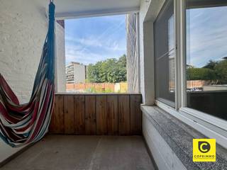 <p><span>Gerenoveerd 2 slaapkamer appartement!</span></p><p><span>Het appartement is gelegen op de eerste verdieping in ene kleinschalig gebouw zonder lift! De ligging is zeer centraal.</span></p><p><span> </span></p><p><span>Het appartement heeft de volgende indeling</span></p><p><span> </span></p><p><span>Inkomhal, leefruimte en keuken</span></p><p><span>Via de open ruimte inkomhal betreedt je het appartement. Dankzij de grote raampartijen wordt de hele ruimte verlicht en geniet je van veel lichtinval!</span></p><p><span>Zowel de leefruimte als keuken zijn gezet op een onderhoudsvriendelijke tegelvloer.</span></p><p><span>De open keuken is voorzien van alle nodige faciliteiten, een koelkast met aparte vriezer, combiovern, een afwasmachine, kookplaat en veel kastruimte!</span></p><p><span> </span></p><p><span>Via de keuken heb je toegang tot het balkon dat aan de achterzijde gelegen is.</span></p><p><span> </span></p><p><span>Slaapkamers en badkamer</span></p><p><span>Via de nachthal kan je de slaapkamers en badkamer bereiken.</span></p><p><span>De badkamer is voorzien van een ruim ligbad en douche. Verder is er nog een enkele lavabo met spiegel en meubelkast.</span></p><p><span>De aansluiting voor uw wasmachine en droger aanwezig en mooi verwerkt in een kast.</span></p><p><span> </span></p><p><span>De eerste slaapkamer is de kleinere slaapkamer, ideaal geschikt als kinderkamer of bureelruimte en heeft ook een ingemaakte open kast.</span></p><p><span>De tweede slaapkamer is een ruimere kamer, deze is voorzien van ruime ingemaakte kasten.</span></p><p><span> </span></p><p><span>Er zijn overal vliegenramen voorzien.</span></p><p><span>Eenhandige kelder is aanwezig!</span></p><p><span> </span></p><p><span>Huurprijs & beschikbaarheid</span></p><p><span>Huurprijs: €1.000 / maand</span></p><p><span>Maandelijkse kosten: €20,00 - verbruik algemene delen</span></p><p><span>Beschikbaarheid: Onmiddellijk </span></p>