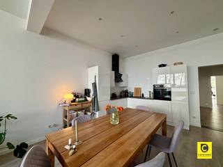 <p><span>Stijlvol gelijkvloers twee appartement met ruime tuin in Groenenhoek, Berchem</span></p><p><span>Ben je op zoek naar een stijlvol en comfortabel appartement met een centrale ligging en een prachtige tuin? Dit recent gerenoveerde gelijkvloers appartement in een kleinschalig gebouw in Berchem Groenenhoek biedt alles wat je nodig hebt voor een zorgeloos en luxueus leven.</span></p><p><span> </span></p><p><span> </span></p><p><span>Het appartement heeft de volgende indeling:</span></p><p><span> </span></p><p><span>Inkomhal</span></p><p><span>Via de ruime inkomhal kom je binnen, deze geeft toegang tot de diverse ruimtes.</span></p><p><span> </span></p><p><span>Keuken en leefuimte</span></p><p><span>Via de inkomhal kom je terecht in de leefruimte die geniet van een ruime open keuken. De keuken is voorzien van hoogwaardige Bosch-apparatuur zoals koelkast, vriezer, oven en afwasmachine.</span></p><p><span>aansluitend kom je in de ruime en lichtrijk living. De grote raampartijen en hoge plafonds in de leefruimte zorgen voor een overvloed aan natuurlijk licht en creëren een luchtige sfeer, de nodige privacy en geen inkijk!</span></p><p><span> </span></p><p><span>Slaapkamers en badkamer</span></p><p><span>Er zijn twee slaapkamers aanwezig. Via één van de slaapkamers, wat momenteel als bureel is ingericht, heb je direct toegang tot de prachtige groene tuin. <br />Deze tuin is aan de achterzijde gelegen en geniet van veel zon en groen rondom je. De tuin is west georiënteerd. </span></p><p><span>Achteraan de tuin bevindt zich een ruime tuinberging, ideaal voor het opbergen van fietsen, tuinmeubelen of tuingereedschap, met directe toegang tot een aangrenzend groengebied.</span></p><p><span>De moderne badkamer heeft een ruime inloopdouche en dubbele lavabo.</span></p><p><span> </span></p><p><span>Berging</span></p><p><span>De handige berging met aansluitingen voor wasmachine en droogkast, plus een private droge kelderberging, zorgen ervoor dat je altijd voldoende opbergruimte hebt.</span></p><p><span> </span></p><p><span>Huurprijs &amp; beschikbaarheid</span></p><p><span>Huurprijs: </span><span>€1.100,00 / maand</span></p><p><span>GEEN maandelijkse kosten</span></p><p><span>Beschikbaar: </span><span>01/07/2026</span></p><p><span> </span></p><p><span> </span></p><p><span> </span></p><p><span> </span></p>