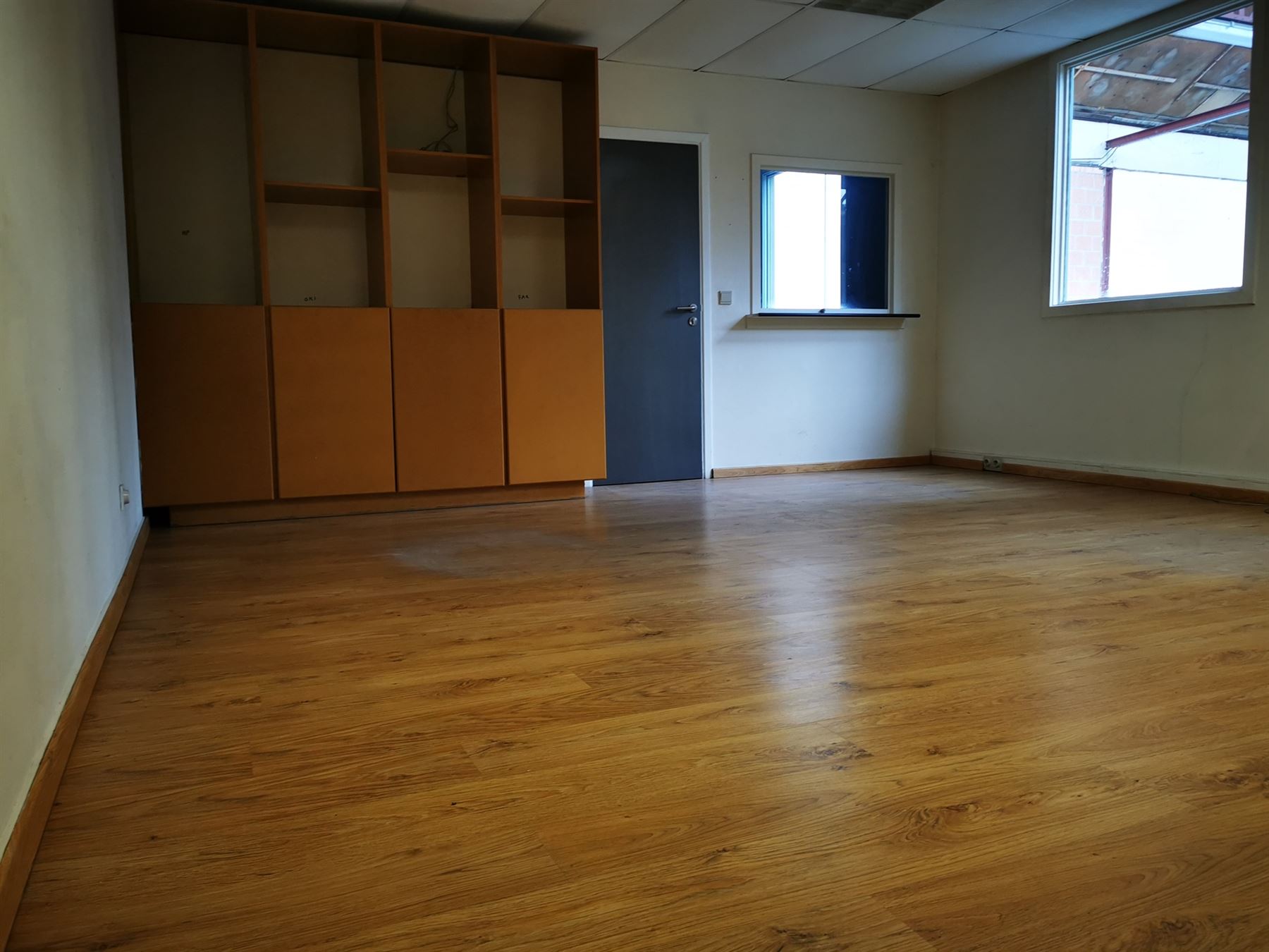 Ruime loods met kantoor en buitenruimte - foto 4