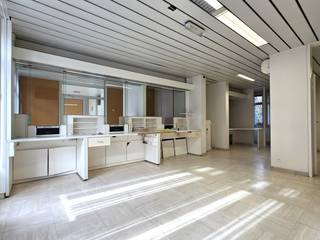 UNIEK: polyvalente eigendom op commerciële ligging in het centrum van Bavikhove<br /><br />Grote eigendom op 806 m² in het centrum van Bavikhove, ideaal voor een combinatie van werken en wonen.<br /><br />Het grote handelsgelijkvloers van 125 m² met aparte ingang deed vroeger dienst als bankkantoor, maar kan gemakkelijk heringericht worden en gebruikt worden voor verschillende doeleinden: het gebouw is gelegen in een zone voor gemengde functies.<br /><br />Het ruime appartement van 145 m² is volledig geïnstalleerd met een grote leefruimte, een nieuwe keuken met afzonderlijke eetplaats, 3 slaapkamers, een vernieuwde badkamer en een groot terras. <br /><br />De zolderverdieping van 126 m² wordt momenteel gebruikt als zeer grote bergruimte maar kan voor verschillende functies dienen (polyvalente ruimte, extra leef- en/of slaapruimte, bijkomende kantoorruimte,...)<br /><br />De tuin is volledig omheind en is bereikbaar via de garage en via een afzonderlijke ingang.<br /><br />PLUSPUNTEN:<br />+ verschillende bestemmingen mogelijk<br />+ centrumligging<br />+ gescheiden tellerstanden, aparte circuits voor verwarming