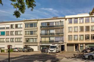 <h2><span>Verzorgd 1-slaapkamerappartement met balcon op centrale ligging in Merksem</span></h2><p><span>Op een centrale locatie aan de </span><span>Lambrechtshoekenlaan</span><span> in </span><span>Merksem</span><span> bevindt zich dit verzorgd appartement. Je woont hier op korte afstand van </span><span>winkels</span><span>, </span><span>scholen</span><span>, </span><span>openbaar vervoer</span><span> en belangrijke invalswegen. Dankzij de nabijheid van het </span><span>Runcvoortpark</span><span>, </span><span>Bouckenborghpark</span><span> én de toekomstige </span><span>Ringparken</span><span> geniet je van steeds meer groene recreatiemogelijkheden in de buurt. </span></p><p><span>Via de inkomhal kom je in de aangename en lichtrijke </span><span>woonkamer</span><span>, die rechtstreeks toegang biedt tot het </span><span>balcon</span><span>. De </span><span>keuken</span><span> is praktisch ingericht en voorzien van de nodige basistoestellen en voldoende kastruimte.</span></p><p><span>Verder beschikt het appartement over een </span><span>ruime slaapkamer</span><span>, een apart </span><span>toilet</span><span> en een </span><span>badkamer</span><span> uitgerust met een ligbad en wastafel.</span></p><p><span>Dankzij de centrale ligging en de praktische indeling is dit appartement een ideale woonst voor een alleenstaande of een koppel.</span></p><p><span>Mogelijke verhuurprijs €750/maand + maandelijkse lasten.</span></p><p><span>Troeven:</span></p><ul><li><span>EPC B = energiezuinig </span><span> </span></li><li><span>Privéberging en fietsenstalling.</span></li></ul><p><span> </span></p><p><span>Interesse? Contacteer ons voor meer informatie of een bezoek op 036466655 of christophe@sinjoor.be</span></p>