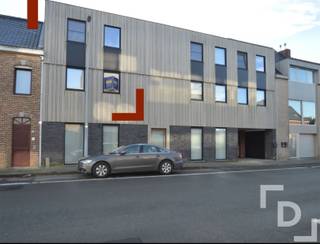 In de Ieperstraat in Poperinge bevindt zich dit verzorgde duplex appartement op een uiterst centrale ligging, vlak bij het station en op...