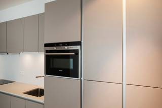 <p>Luxueus en karaktervol appartement op de derde verdieping van een hoogstaande residentie in de Riemstraat. Achter de prachtige authentieke gevel, die met zorg in haar oorspronkelijke glorie werd hersteld, bevindt zich een stijlvol appartement waar historisch karakter en hedendaags wooncomfort samenkomen. Tal van winkels, gezellige restaurants en cafés liggen op wandelafstand.<br /><br />Het appartement werd doorlopend afgewerkt met hoogwaardige materialen. De mooie parketvloer, stijlvolle natuursteen in keuken en badkamer en grote raampartijen zorgen voor een warme, elegante uitstraling en een aangename natuurlijke lichtinval.<br /><br />De lichtrijke leefruimte sluit naadloos aan op de strakke open keuken, volledig uitgerust met oven, kookvuur, koelkast, diepvriezer en vaatwasser.<br /><br />Verder beschikt het appartement over een ruime slaapkamer, een moderne badkamer met inloopdouche en lavabo en een apart toilet.<br /><br />Een private kelderberging is reeds inbegrepen in de huurprijs.<br /><br />Een bijzonder stijlvol appartement voor wie comfortabel wil wonen in een karaktervolle residentie op een gegeerde locatie in Antwerpen.<br /><br />Maandelijkse kosten: 85 Euro.<br />Alle nutsvoorzieningen (gas, water en elektriciteit) zijn privé op te nemen door de huurder.<br /><br />Beschikbaar vanaf 1 november 2026.</p>