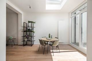 Dit lichtrijk appartement met terras in hardhout en een mooie tuin in een klein appartementsgebouw is volledig gerenoveerd met hoogwaardige materiaalkeuze. <br />Het appartement is geweldig gelegen nabij het Boeckenberpark en Te Boelaerpark.<br />Het appartement heeft één slaapkamer aan de straatzijde en een badkamer met inloopdouche - lavabo en toilet. Er is  mooie eet- en leefruimte met open keuken. De keuken beschikt over  5 Bosch keukentoestellen (eerste ingebruikname) zoals vaatwasser, kookplaat, oven, dampkap en koelkast. <br />Het appartement is energiezuinig verbouwd met een individuele gascondensatieketel en PVC met hoogrendementsglas. De achtergevel is volledig geïsoleerd met 14cm isolatie en crepi.<br />In de kelder is er een privatieve bergplaats.<br />Prima investering voor starters en investeerders!<br /><br /><br />opp: 65m² appartement en 40m² tuin en terras<br />1 slaapkamer<br />terras<br /><strong>asbestveilig</strong><br />Elektriciteit: conform<br />EPC: 233 kWh/m²jr - <strong>LABEL C</strong><br />Verkoopprijs: 265.000 Euro<br /><br />info@infinityrealestate.be | www.infinityrealestate.be<br />03 325 69 44<br /> 