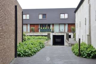 <p><span>GENT - Krijgsgasthuisstraat 15: Op zoek naar een ondergrondse autostaanplaats te huur in Gent? Dan is dit mogelijk iets voor u.</span></p><p><span> </span></p><p><span>De troeven in een notendop:</span></p><ul><li><span>Dichtbij Ekkergem/Coupure/Nieuwe wandeling</span></li><li><span>Gelegen in een nieuwbouw residentie</span></li><li><span>Ondergronds en veilig</span></li></ul><p><span> </span></p><p><span>Huurprijs: € 85/maand. </span></p><p><span>Beschikbaar onmiddellijk.</span></p>