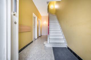 Immo Pické biedt U dit zeer gunstig gelegen gelijkvloers appartement aan gelegen in de nabijheid van winkels, scholen, openbaar vervoer en de belangrijkste verbindingswegen. Het appartement bestaat uit een inkomhal, een toilet, een badkamer, een woonkamer, een keuken met eetplaats, een bureau, een slaapkamer en een wasplaats. Verder beschikt het appartement over een ruime garage en privatieve koer. Leuke weetjes: EPC C, GEEN maandelijkse lasten, individuele meters, elektriciteit CONFORM tot 2050, ...