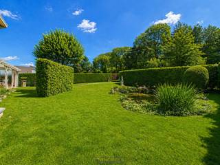 VEELZIJDIGE OPEN BEBOUWING met ruime volumes, gelegen aan de voet van de EDELAREBERG. Deze eigendom met een BEWOONBARE OPPERVLAKTE VAN CA. 240M²...