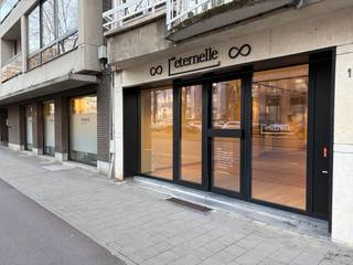 Prachtige handelsruimte, voor meerdere activiteiten geschikt! Pas gerenoveerd, meteen instapklaar. Verlichting enz inbegrepen. 166m²...