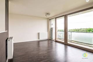 <p><span>Op een toplocatie nabij het groene Domein Drie Fonteinen bevindt zich dit lichtrijke appartement op de zesde verdieping van een modern gebouw uit 2013 met lift. Vanuit de leefruimte en het terras geniet u dagelijks van een prachtig panoramisch uitzicht over Brussel en het Domein Drie Fonteinen. Het appartement is praktisch ingedeeld met een duidelijke scheiding tussen het leef- en slaapgedeelte. De ruime leefruimte vloeit naadloos over in de open, volledig uitgeruste keuken en biedt voldoende plaats voor een gezellige zithoek en eetruimte. Dankzij de grote raampartijen aan verschillende zijden geniet u de hele dag van een aangename natuurlijke lichtinval. Het ruime terras vormt een verlengstuk van de leefruimte en laat u optimaal genieten van het uitzonderlijke uitzicht. Het slaapgedeelte omvat twee volwaardige slaapkamers en twee badkamers, waarvan een met ligbad en wastafel en een met douche en wastafel. Verder beschikt het appartement over een apart toilet en een praktische berging met aansluitingen voor wasmachine en droogkast. Bij het appartement horen een privatieve kelderberging en twee staanplaatsen. De twee staanplaatsen zijn verplicht bij aan te kopen. Dankzij het gunstige EPC-label B combineert dit appartement comfort met energiezuinigheid. Het appartement is momenteel verhuurd en vormt daardoor ook een interessante investeringsopportuniteit. </span></p><p><span> </span></p>