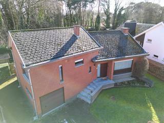 Solide en karaktervolle open bebouwing met een split-level indeling, 3 slaapkamers, garage en tuin. Dankzij de zuidelijke oriëntatie van...