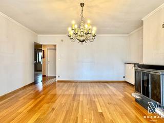 Welkom in dit instapklaar 2 slaapkamer appartement met EPC B, inclusief autostaanplaats en terras op een rustige ligging in Kuurne!<br />Dit appartement is gelegen op de derde verdieping, bereikbaar via lift of trap, en heeft een bewoonbare oppervlakte van 81 m².<br /><br />Bij het betreden van het appartement komt u binnen in de ruime inkomhal met apart gastentoilet. De leefruimte beschikt over grote raampartijen met uitzicht waardoor er veel natuurlijk licht binnenkomt. Via de leefruimte kan de keuken worden bereikt, uitgerust met oven, dampkap en fornuis. Aanpalend is er nog een extra opbergruimte die onder andere kan worden gebruikt als wasplaats.<br /><br />Verder zijn er twee ruime, volwaardige slaapkamers en badkamer uitgerust met lavabo en bad.<br /><br />In de ondergrondse parking is er een staanplaats voorzien voor 1 wagen. Er is ook een gezamenlijke fietsenstalling aanwezig.<br />Verder is er nog een ondergrondse berging, die dient als extra opbergruimte.<br /><br />PLUSPUNTEN:<br />+ Gunstig EPC (B)<br />+ blanco elektriciteitskeuring<br />+ Ondergrondse staanplaats en berging inbegrepen<br />+ Rustige ligging