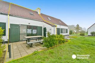 Dit volledig gerenoveerde en instapklare vakantiehuisje is gelegen in het groene vakantiepark ’t Veld in Westende. Het huisje bevindt zich vlak bij de vijver en geniet van een rustige en groene omgeving, terwijl ook het strand en de kust op korte afstand bereikbaar zijn.<br />Binnen beschikt het vakantiehuis over een gezellige woonkamer met aansluitend een volledig uitgeruste open keuken. Verder is er een badkamer met douche, lavabo en toilet. Op de verdieping bevinden zich twee slaapkamers, goed voor vier slaapplaatsen. Het terras vormt een mooie aanvulling en is ideaal om buiten te genieten van de rustige omgeving. Daarnaast is er nog een praktische buitenberging en een eigen parkeerplaats.<br />Een bijzonder aangenaam vakantieverblijf voor wie op zoek is naar een instapklaar plekje aan de kust, ideaal voor eigen gebruik of als investering. Domiciliëring is niet toegestaan.<br /><br />EPC: 148 kWh/m² - UC: 3697394 ~ Gvr, Vg, Gvkr, Gvv, Gmo ~ Ref.MI24885