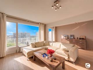 <p><span>Appartement lumineux de 2 chambres, prêt à emménager, avec une grande terrasse !</span></p><p><span>Cet appartement de caractère, doté d’un bon indice de performance énergétique (EPC), est situé au</span><span><sup>7e</sup></span><span></span><span> étage d’un immeuble avec ascenseur, au cœur de la célèbre avenue Fruithoflaan. La lumière naturelle et la vue rustique depuis la vaste terrasse constituent le fil conducteur de cet appartement. Son excellent score Mobiscore de 9,3/10 s'explique par la présence, à quelques minutes à pied, de nombreux commerces, écoles, parcs, restaurants et installations sportives. Les transports en commun et les principaux axes routiers sont également à proximité immédiate. En bref, un bien parfait pour y vivre, mais aussi un investissement intéressant offrant un beau rendement ! </span></p><p><span> </span></p><p><span>L'appartement présente l'agencement suivant :</span></p><p><span> </span></p><p><span>Hall d’entrée, pièce à vivre &, cuisine :</span></p><p><span>Vous entrez dans l’appartement par le hall d’entrée indépendant, qui offre suffisamment d’espace pour un vestiaire. Le regard est immédiatement attiré par le parquet à carreaux d’origine qui recouvre la quasi-totalité de l’appartement. Le salon bénéficie d’une lumière naturelle abondante, d’une vue magnifique et est équipé de volets roulants électriques. Juste à côté, vous trouverez la cuisine avec un haut niveau d’ "t un style vintage", équipée d’une plaque de cuisson électrique, d’une hotte, d’un four, d’un lave-vaisselle, d’un évier à un bac et demi, ainsi que de nombreux plans de travail et espaces de rangement. À l’avenir, il sera possible d’ouvrir l’espace de la cuisine. </span></p><p><span> </span></p><p><span>Hall de nuit, chambres, salle de bains & WC :</span></p><p><span>Le couloir de nuit, doté d’une armoire encastrée, donne accès aux spacieuses chambres d’environ 11 et 13,5 m². Les deux chambres sont également revêtues d’un magnifique parquet et disposent de volets roulants électriques. L’une des chambres est équipée d’une grande armoire murale encastrée. La salle de bains, facile d’entretien et dotée de carrelages muraux et de sol de style rétro, comprend une baignoire-douche, un lavabo avec meuble de toilette, une armoire murale et des branchements pour la machine à laver et le sèche-linge. Ce style se retrouve dans les toilettes séparées, équipées d’un lavabo.</span></p><p><span> </span></p><p><span>Terrasse, cave et place de garage :</span></p><p><span>L'appartement dispose d'une vaste terrasse d'environ 19 m². Vous pourrez y profiter toute la journée d'une vue agréable et verdoyante. C’est l’endroit idéal pour se détendre complètement après une journée bien remplie, en dégustant un apéritif pétillant ou un délicieux repas. Une cave privative très pratique est incluse. Le garage souterrain avec porte électrique (télécommande et code numérique), raccordé à l'eau et à l'électricité, est un véritable luxe et peut être acheté au prix d'€ 29 500.</span></p><p><span> </span></p><p><span>Atouts supplémentaires :</span></p><p><span>- Emplacement de choix</span></p><p><span>- PEB B</span></p><p><span>- Isolation du toit : 10 cm de PUR</span></p><p><span>- Caractère et authenticité</span></p><p><span>- Double vitrage</span></p><p><span>- Volets roulants électriques</span></p><p><span>- Vaste terrasse d'"s avec vue"</span></p><p><span>- Cave </span></p><p><span>- Garage fermé avec porte électrique</span></p><p><span> </span></p>