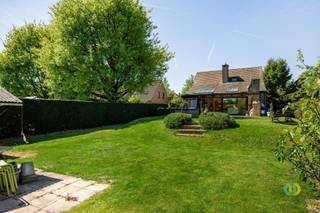 <p><span>Ontdek deze ruime en lichtrijke villa uit de jaren 90, ideaal gelegen in Koningslo, op een strategische locatie met vlotte verbindingen naar Brussel, de E19/E40, openbaar vervoer, scholen en winkels. Een perfecte gezinswoning voor wie ruimte, bereikbaarheid en comfort wil combineren. De woning bevindt zich op een mooi oost gericht perceel van 900 m², waar u s ochtends en overdag kan genieten van de zon en een aangename tuinbeleving zonder inkijk. Met een bewoonbare oppervlakte van 232m² biedt deze villa tal van mogelijkheden voor grote gezinnen of thuiswerk. Via de inkom in de zijgevel komt u in de centrale hal die toegang geeft tot alle ruimtes. Vooraan bevinden zich een ruime garage en een bureau, ideaal als thuiswerkplek of eenvoudig om te vormen tot een extra slaapkamer op het gelijkvloers. De leefruimte strekt zich uit tot de achterzijde van de woning en geniet van veel lichtinval en mooi zicht op de tuin. Aansluitend bevindt zich een ruime veranda die de leefruimte uitbreidt en zorgt voor extra wooncomfort. De halfopen keuken is praktisch ingericht en voorzien van alle nodige toestellen, met daarnaast een berging/wasplaats. Op de verdieping bevinden zich 4 slaapkamers, inclusief een masterbedroom met ingemaakte kasten en eigen badkamer. Daarnaast is er een ruime slaapkamer en twee kleinere kamers die flexibel kunnen worden ingericht of samengevoegd. Een tweede badkamer bedient de overige kamers. Extra troef is de ruime kruipzolder onder het dak, ideaal als extra berging. Een instapklare en veelzijdige villa op toplocatie met enorm potentieel!</span><span> </span></p>