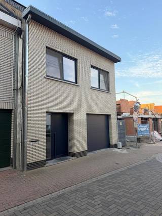 In het centrum van Mere (Erpe-Mere) staat deze ruime halfopen bebouwing (EPC C). De woning beschikt over 5 slaapkamers, een veranda, een ruime garage, een kelder, 17 zonnepanelen en een thuisbatterij van 16 kWh. De inkomhal met gastentoilet geeft toegang tot de leefruimte en de ingerichte keuken. Vanuit de leefruimte stapt u de veranda in, die aansluit op de tuin. Op de verdiepingen liggen 5 slaapkamers en een badkamer, en de woning is tevens gedeeltelijk onderkelderd. Met energielabel C geldt er geen renovatieverplichting, terwijl de 17 zonnepanelen en de capaciteitsvolle 16 kWh thuisbatterij zorgen voor een maximaal gebruik van eigen opgewekte stroom. De ligging is centraal nabij winkels, scholen, openbaar vervoer en de E40. Neem contact op voor meer informatie of een bezoek.