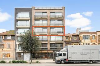 Centraal gelegen 3 slaapkamer appartement op 100 m. van de zeedijk in Oostduinkerke. Openbaar vervoer in de onmiddellijke omgeving van de...