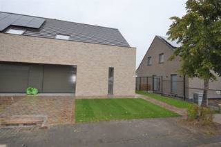 Net buiten het centrum van Oedelem maar vlakbij winkels, bakkers, slagers,... vinden we deze recente woning.De woning heeft een uitzonderlijk ruime...