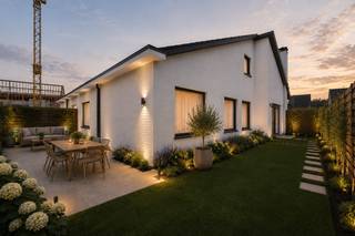 <p>In het <strong>pittoreske Westkerke</strong>, aan de <strong>rustige</strong> Eikenlaan bevindt zich deze halfopen woning uit 1972.<br />Een uitstekende opportuniteit voor wie op zoek is naar een <strong>renovatieproject </strong>met tal van mogelijkheden.<br /><br />Deze woning biedt de ideale basis voor wie graag een thuis creëert volledig volgens eigen smaak en hedendaagse woonnormen.<br />De <strong>halfopen bebouwing</strong> zorgt voor een aangename lichtinval en een ruimtelijk gevoel, waardoor u alle troeven in handen heeft om hier een <strong>comfortabele gezinswoning</strong> van te maken.<br /><br />Een bijzonder pluspunt is dat <strong>alle ruimtes </strong>(leefruimte, keuken, slaapkamers, badkamer, garage, ...) <strong>op de gelijkvloerse verdieping</strong> zijn voorzien en de woning daarnaast beschikt over een <strong>ruime, </strong>op heden onbenutte<strong> zolderverdieping.</strong><br />Mits de nodige inrichting kan deze perfect worden omgevormd tot meerdere slaapkamers, een bureau, speelkamer of hobbyruimte. Zo creëert u extra woonoppervlakte, volledig afgestemd op uw eigen woonwensen.<br /><br />Bent u op zoek naar een woning die u volledig naar eigen smaak wenst in te richten? Dan is dit de ideale opportuniteit.<br />Een <strong>indicatieve prijsraming voor renovatie</strong> kunt u raadplegen bij het zoekertje op de website (caenen.be) onder het tabblad 'downloads'. <br /><br /><u><strong>Verkoopprocedure – Biedingen onder gesloten omslag</strong></u><br />Deze eigendom wordt verkocht via een biedingsprocedure onder gesloten omslag.<br /><u>1. Bezoekmoment</u><br />De woning kan bezocht worden tijdens de georganiseerde bezoekdag op <strong>zondag 30 augustus 2026, tussen 11u en 17u - op afspraak</strong>.<br /><u>2. Indienen van een bod</u><br />Geïnteresseerde kandidaten kunnen een <strong>schriftelijk bod uitbrengen tot en met uiterlijk donderdag 3 september om 12:00u 's middags. </strong><br />Biedingen die na deze deadline worden ontvangen, komen niet meer in aanmerking.<br /><strong>De richtprijs (startprijs) bedraagt € 250.000</strong>. Enkel biedingen vanaf dit bedrag worden in overweging genomen.<br />Het bod dient te worden uitgebracht aan de hand van de aankoopbelofte, die samen met het verkoopdossier ter beschikking wordt gesteld.<br />Enkel de door Caenen aangereikte aankoopbelofte komt in aanmerking.<br />Het volledig ingevulde en ondertekende document kan worden bezorgd volgens de instructies van Caenen Vastgoed. Deze valt te raadplegen via het zoekertje van de woning op caenen.be onder het tabblad 'downloads' of kan per mail of telefonisch opgevraagd worden ter bezorging. <br /><u>3. Reglement van de biedingsprocedure</u><br />Op deze verkoop is het Reglement Biedingen onder Gesloten Omslag (CIB-model) van toepassing.<br />Iedere kandidaat wordt geacht hiervan kennis te hebben genomen en dit reglement zonder voorbehoud te aanvaarden bij het indienen van een bod.<br />Het reglement maakt integraal deel uit van de verkoopprocedure en is samen met de aankoopbelofte beschikbaar op aanvraag en/of via de documenten bij deze publicatie.<br /><u>4. Beoordeling van de biedingen</u><br />Na het verstrijken van de biedingstermijn worden de ontvangen biedingen aan de verkoper voorgelegd.<br />De verkoper beoordeelt de ontvangen biedingen volledig vrij en autonoom. Hierbij kan onder meer rekening worden gehouden met:</p>

<ul>
	<li>de hoogte van het bod;</li>
	<li>eventuele voorwaarden opgenomen in het bod;</li>
	<li>de financiële waarborgen van de kandidaat;</li>
	<li>de voorgestelde termijn voor het verlijden van de akte;</li>
	<li>andere elementen die de verkoper relevant acht.</li>
</ul>
<u>5. Geen automatische toewijzing</u>

<p>De verkoper is niet verplicht om het hoogste of enige bod te aanvaarden.<br />Het indienen van een bod verleent aan de kandidaat geen recht op aankoop van het goed. De verkoper behoudt zich uitdrukkelijk het recht voor om:</p>

<ul>
	<li>één van de biedingen te aanvaarden;</li>
	<li>met één of meerdere kandidaten verder te onderhandelen;</li>
	<li>meerdere kandidaten uit te nodigen tot een verbeterd bod;</li>
	<li>de verkoopprocedure stop te zetten of geen enkel bod te aanvaarden.</li>
</ul>

<p>Een verkoop komt uitsluitend tot stand na de uitdrukkelijke en schriftelijke aanvaarding van een bod door de verkoper.<br /><br />Laat u verrassen door de mogelijkheden die deze woning te bieden heeft en contacteer ons graag voor een afspraak tot bezichtiging!</p>