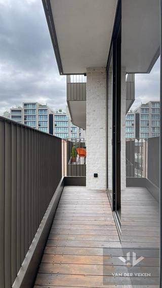 <strong>Dit appartement is beschikbaar vanaf 1 december 2026! <br />Provisie maandelijkse kosten: € 75,00 + € 50,00 provisie verwarming (je hoeft zelf géén gascontract af te sluiten!)<br />Ondergrondse parkeerplaats moet mee gehuurd aan € 110,00 per maand</strong><br /><br />Welkom in residentie “REFUGA”, een moderne en gezellige woonplek in het hartje van Hasselt! Hier woon je op een toplocatie, met winkels, gezellige horecazaken, openbaar vervoer en scholen op wandelafstand. Alles wat je nodig hebt, ligt vlakbij.<br /><br />Het appartement beschikt over een gezellige leefruimte met open keuken, één slaapkamer, een badkamer en een fijn balkon waar je even tot rust kunt komen na een drukke dag.<br /><br />Ook aan extra comfort is gedacht: je beschikt over een private kelderberging en hebt de mogelijkheid om een ondergrondse autostaanplaats bij te huren.<br /><br />Een gezellig en modern appartement op een toplocatie, ideaal voor wie graag comfortabel woont en het bruisende stadsleven binnen handbereik heeft!<br /><br />Surf naar www.vdv-vanderveken.be, kies bij "TE HUUR" voor dit pand en vul de kandidatenfiche in (klik in het gouden balkje op "ik wil dit pand graag huren"). Wij contacteren je voor een afspraak!