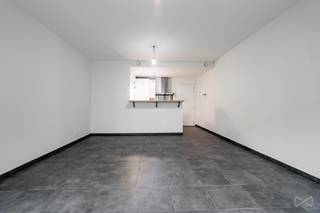 Mail: clara.jacquy@weinvest.be<br />Tel: 0456 12 69 85<br /><br />We Invest is trots u exclusief dit drie-slaapkamerappartement op de eerste verdieping van een gebouw met lift aan te bieden.<br /><br />Het appartement bestaat uit: inkomhal, open keuken met woonkamer en terras, drie slaapkamers, een wasruimte, een badkamer en een douchekamer.<br /><br />U beschikt ook over een kelder en twee parkeerplaatsen inbegrepen in de prijs.<br /><br />Het appartement is ideaal gelegen in een gewilde residentiële zone van Anderlecht. De Avenue des Lilas biedt een aangename woonomgeving met rust, bereikbaarheid en kwaliteit van leven. Zeer goed bereikbaar met het openbaar vervoer (metro, tram en bus), waardoor het centrum van Brussel, Erasmus of de grote verkeersassen zoals de Ring snel toegankelijk zijn. De buurt beschikt ook over scholen, recente winkels, verschillende winkelcentra (Westland Shopping, …) en een groene omgeving, dicht bij het platteland.<br /><br />Huurprijs: €1.445<br /><br />EPC: A-<br /><br />Kosten: €130 (voorschot voor gemeenschappelijke lasten)<br /><br />Individuele meters!<br /><br />Beschikbaar vanaf 1 oktober 2026 voor een minimale duur van 3 jaar!<br /><br />Voor meer exclusieve panden, bezoek www.weinvest.be
