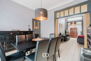 Ben jij op zoek naar een ruim herenhuis met maar liefst 8 slaapkamers en een gezellige tuin in het centrum van Oudenaarde? Gevonden!<br /><br />De centrale ligging vlakbij alle nodige voorzieningen, het geïsoleerde dak, de zonnepanelen en de enorme hoeveelheid ruimte maken van deze woning een bijzonder interessante opportuniteit.<br /><br />INDELING:<br /><br />GLV:<br />Je komt de woning binnen via de ruime inkomhal. Van hieruit heb je toegang tot de leefruimte die via de gezellige bar overloopt in de keuken. Verder beschikt het gelijkvloers nog over een bureauruimte, een badkamer en een apart toilet.<br /><br />1eV:<br />Op het eerste verdiep kom je boven in de nachthal. Van hieruit heb je toegang tot vier slaapkamers en een apart toilet.<br /><br />2eV:<br />Ook op het tweede verdiep bevinden zich vier slaapkamers en een handige berging.<br /><br />3eV:<br />Via de vaste trap bereik je de geïsoleerde zolder, die nog verder kan ingericht worden naar eigen wensen en noden.<br /><br />Ben jij op zoek naar een woning met enorm veel ruimte en tal van mogelijkheden in het centrum van Oudenaarde? Aarzel dan zeker niet en plan vandaag nog je bezoek in!