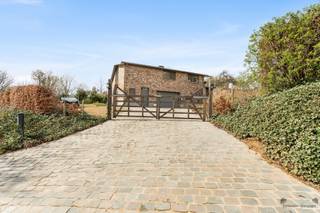 <p><span>Unieke landelijk-moderne villa met adembenemend uitzicht aan Troostembergbos</span></p><p><span> </span></p><p><span>Op een uitzonderlijk mooie locatie, aan de rand van het natuurgebied Troostembergbos, bevindt zich deze prachtige landelijk-moderne villa in nieuwstaat. Hier geniet je dagelijks van rust, natuur en een panoramisch uitzicht over de vallei en achterliggende velden.</span></p><p><span>De woning beschikt over 3 volwaardige slaapkamers en 2 stijlvolle badkamers, aangevuld met aparte dressingruimtes en een praktische bureelruimte ideaal voor thuiswerk met een inspirerend uitzicht.</span></p><p><span>Het absolute pronkstuk van deze villa is de indrukwekkende leefruimte van maar liefst 110 m² met loftallures. Dankzij de grote glaspartijen baadt deze ruimte in het natuurlijke licht en wordt binnen naadloos verbonden met buiten. Vanuit zowel de leefruimte als het bureel geniet je van een uniek zicht op de vallei en het omliggende natuurgebied.</span></p><p><span>De ligging is uitzonderlijk rustig: de enige geluiden die je hier hoort, zijn die van de natuur en het wild in het bos.</span></p><p><span>Daarnaast is deze woning bijzonder energiezuinig, uitgerust met een geothermische warmtepomp en zonnepanelen een duurzame investering in de toekomst.</span></p><p><span>Extra troef: een ruime schuur van 60 m² met dubbele poort, ideaal voor opslag, hobby of professioneel gebruik.</span></p><p><span> </span></p><p><span>Troeven op een rij:</span></p><ul><li><span>Uitzonderlijke ligging aan natuurgebied</span></li><li><span>Panoramisch uitzicht over vallei en velden</span></li><li><span>3 slaapkamers en 2 badkamers</span></li><li><span>Dressing en bureelruimte</span></li><li><span>Leefruimte van 110 m² met loftgevoel</span></li><li><span>Zwemvijver en sauna in de tuin</span></li><li><span>Energiezuinig (warmtepomp + zonnepanelen)</span></li><li><span>Schuur van 60 m² met dubbele poort</span></li><li><span>Absolute rust en privacy</span></li></ul><p><span>Een zeldzaam aanbod voor wie exclusief wil wonen in harmonie met de natuur.</span></p><p><span>Interesse? Neem gerust contact op voor meer informatie of een bezoek ter plaatse.</span></p>