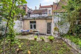 Gelegen aan de Mommaertsstraat 55 te Molenbeek bevindt zich dit appartementsgebouw, momenteel reeds ingericht en in gebruik als drie afzonderlijke wooneenheden. Het gebouw is aan renovatie toe en biedt een interessante opportuniteit voor investeerders die op zoek zijn naar een opbrengsteigendom met potentieel.
De huidige eigenaar heeft reeds een regularisatieaanvraag ingediend voor de bestaande toestand en hiervoor een stedenbouwkundige vergunning verkregen. Om het gebouw en de drie wooneenheden volledig in overeenstemming te brengen met deze vergunning, dienen de voorziene werken volgens de goedgekeurde plannen nog te worden uitgevoerd.
Het pand wordt verkocht met de bijhorende vergunde plannen, waardoor de toekomstige eigenaar over een duidelijk kader beschikt om de renovatie uit te voeren en de bestaande drie wooneenheden volledig conform de verleende vergunning te brengen.
Een interessante renovatie- en investeringsopportuniteit met drie bestaande wooneenheden en een reeds verkregen vergunning, gelegen in Molenbeek.