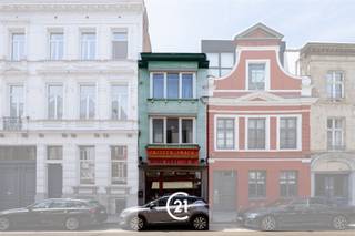 <p>Au premier et au deuxième étage se trouve un spacieux duplex comprenant une cuisine équipée, une salle de bains dotée d'une baignoire, d'un lavabo et de toilettes, trois chambres et un grenier aménageable.</p>