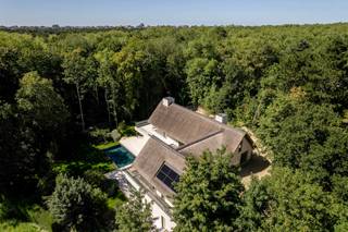 Offre exceptionnelle d'une belle villa neuve, idéalement située au Zoute sur un très grand terrain, au Boslaan, à proximité du Royal Zoute Golf...