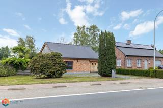 Op een uitstekende locatie te Putte bevindt zich deze gelijkvloerse woning met ruime tuin op een perceel van 1209 m². U bevindt zich hier in...