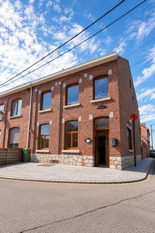 <p>Op slecht 3 minuten van het historische centrum van Tongeren vinden we deze volledig gerenoveerde woning terug. De woning is gelegen langs een fietsroute en een unieke kans voor wie op zoek is naar een combinatie van werk en leefruimte op een mooie locatie.</p>
<p>De woning heeft voor de renovatie dienstgedaan als gezellige bruin café waarbij de prachtige oude vloertegels en de bruine toog een mooi voorbeeld van zijn.</p>
<p>Ook voor hier een gezellig thuis van maken biedt deze woning tal van voordelen. Alle drie verdiepingen zijn in gebruik zodat hier een zee van plaats ontstaat voor een inrichting naar keuze.</p>
<p>De verschillende ruimtes kunnen naar hartenlust ingedeeld worden en bieden minsten plaats aan 4 slaapkamers.</p>
<p>Ook de leefruimte en badkamer zijn een echt mooi staaltje van het artistieke combineren met een moderne uitstraling.</p>
<p>Er is buiten voldoende parkeerplaats en het terras aan de voorzijde kan een echte lounge plaats worden.</p>
<p>Nieuwsgiering naar dit pand? Mail ons snel voor een bezoek ter plaatse.</p>