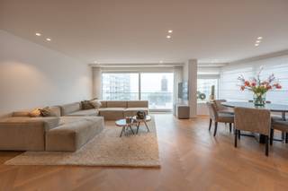 Discover this exceptional corner apartment located in a prime location on the Kustlaan, with panoramic views of the Lichttorenplein and sea...