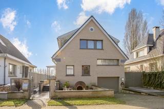 <p>Op zoek naar een ruime, perfect onderhouden woning op een rustige maar centrale ligging? Deze instapklare gezinswoning combineert comfort, functionaliteit en een kwalitatieve afwerking met een prachtig open verzicht.</p><p>U komt binnen via de inkomhal met gastentoilet. De ruime en lichtrijke woonkamer met open haard vormt het hart van de woning en biedt een aangename leefruimte voor het hele gezin. Aansluitend bereikt u het terras met patio en jacuzzi, waar u in alle privacy kan genieten van rust en ontspanning.</p><p>Op het tussenverdiep bevindt zich een aparte bureauruimte — ideaal voor thuiswerk of als rustige studieplek.</p><p>De eerste verdieping omvat een nachthal met drie volwaardige slaapkamers en twee badkamers, wat zorgt voor optimaal comfort en een praktische indeling. Op de tweede verdieping bevindt zich een vierde slaapkamer, perfect als extra slaapruimte, hobbykamer of bureau.</p><p>De woning is afgewerkt met kwalitatieve materialen en voorzien van hedendaags comfort zoals een videofoon, alarmsysteem, airconditioning, ingebouwde kasten en stijlvolle Japanse toiletten.</p><p>Dankzij de rustige ligging in combinatie met een centrale bereikbaarheid naar winkels, scholen en invalswegen, is dit een ideale woning voor wie comfortabel en zorgeloos wil wonen. Een eigendom waar ruimte, licht en woonkwaliteit centraal staan.<br /><br />EPC: 171 kWh / m²<br />Elektriciteit conform</p>