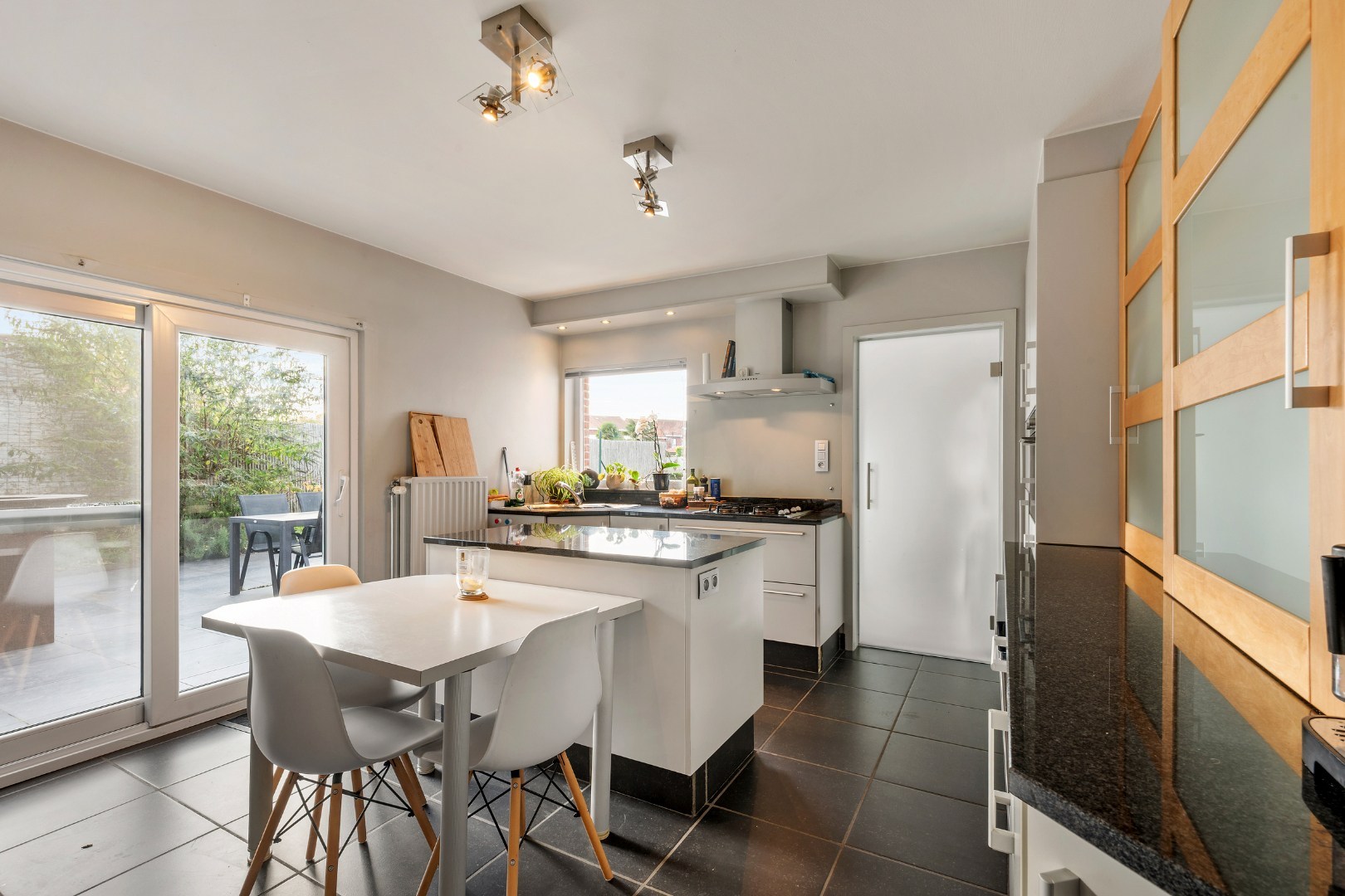 Verrassend ruime, instapklare woning met garage en zuidgerichte tuin in Geluwe - foto 4