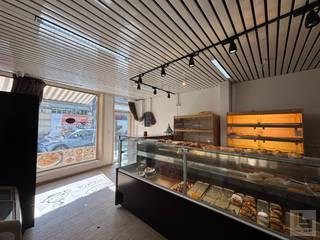 Opbrengsteigendom met handelspand en woonst te koop in hartje RonseWijnstraat 79, RonseOntdek dit strategisch gelegen gebouwencomplex met tal van...