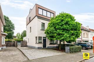 <p><span>Prachtige halfopen bebouwing met 4 slaapkamers en 2 badkamers in het centrum van Aartselaar</span></p><p><span> </span></p><p><span>Bent u op zoek naar een instapklare woning waar comfort, ruimte en licht perfect samenkomen? Dan is deze schitterende halfopen bebouwing in het hart van Aartselaar precies wat u zoekt. Met een bewoonbare oppervlakte van 200, m² (volgens EPC) en een perceel van 445 m² biedt deze woning alle ruimte voor een groeiend gezin.</span></p><p><span>De woning beschikt over vier volwaardige slaapkamers en twee badkamers, waardoor ze uitermate geschikt is voor grotere gezinnen of wie graag extra ruimte heeft voor bureau, hobby of logeerkamer. Daarnaast geniet u van een ruime oprit met plaats voor meerdere wagens en een ruime garage.</span></p><p><span>Gelegen in het centrum van Aartselaar bevinden winkels, scholen en openbaar vervoer zich op wandelafstand. Een toplocatie die comfort en bereikbaarheid perfect combineert.</span></p><p><span> </span></p><p><span>Indeling van de woning</span></p><p><span> </span></p><p><span>Gelijkvloers</span><span><br />De lichtrijke open indeling zorgt voor een aangename verbinding tussen keuken, eetruimte en woonkamer. De gezellige leefruimte is uitgerust met een open haard en straalt warmte en karakter uit. De moderne keuken met kookeiland en ingebouwde toestellen sluit naadloos aan op de eetruimte. Aansluitend bevindt zich een praktische berging.</span></p><p><span>Via de grote schuiframen bereikt u het zonnige terras en de verzorgde tuin, die veel privacy biedt en ideaal is voor ontspanning of gezellige momenten buiten. Verder vindt u op het gelijkvloers een gastentoilet, een garage en een ruime oprit voor meerdere auto’s. Er is een laadpaal aanwezig. </span></p><p><span> </span></p><p><span>Eerste verdieping</span><span><br />Hier bevinden zich twee ruime slaapkamers en een volledig uitgeruste badkamer met bad, douche, lavabomeubel en toilet.</span></p><p><span> </span></p><p><span>Tweede verdieping</span><span><br />De bovenste verdieping omvat nog twee slaapkamers en een tweede badkamer met douche, lavabomeubel en toilet. De slaapkamers zijn voorzien van airco’s.</span></p><p><span> </span></p><p><span>- 1 verdieping</span></p><p><span>Er is nog een kelder aanwezig </span></p><p><span> </span></p><p><span>Troeven van deze woning</span></p><ul><li><span>Instapklare halfopen bebouwing </span></li><li><span>Leefruimte op het gelijkvloers </span></li><li><span>Veel natuurlijke lichtinval </span></li><li><span>Airco’s aanwezig</span></li><li><span>4 slaapkamers, 2 badkamers  en  3 toiletten </span></li><li><span>Ruime garage en oprit voor meerdere wagens </span></li><li><span>Perceel van 445 m² in het centrum van Aartselaar </span></li><li><span>Elektriciteit conform </span></li><li><span>Betonconstructie </span></li><li><span>Kindvriendelijke en centrale ligging </span></li><li><span>Laadpaal aanwezig </span></li><li><span>asbestveilig </span></li></ul><p><span>Deze woning is een zeldzame kans voor wie op zoek is naar comfortabel en kwaliteitsvol wonen op een toplocatie.</span></p><p><span>Wacht niet te lang — instapklare woningen op deze ligging zijn bijzonder gegeerd.</span></p><p><span> </span></p><p><span> </span></p><p><span> </span></p>