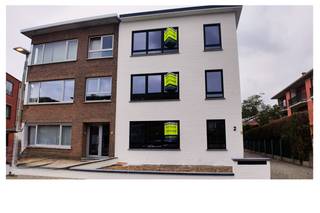 Stijlvol en instapklaar glvl appartement in Schoten. Drie slaapkamers, een luchtige open leefruimte met grote raampartijen en een volledig uitgeruste keuken met moderne inbouwtoestellen. De badkamer is afgewerkt met hoogwaardige materialen en beschikt over een ruime inloopdouche. Parkeerplaats verplicht mee aan te kopen voor 25.000 €. Het appartement heeft een aangenaam ruime bewoonbare oppervlakte van 99m². De drie kamers zijn allen volwaardige slaapkamers, de grote slaapkamer geeft toegang tot het terras achteraan het gebouw.<br /><br />Een ideale, zorgeloze investering klaar voor een nieuwe eigenaar en nieuwe bewoners! <br /><br />EPC: 200 (Gelijkvloers) - 106 (1eV) - 134 (2eV), label B<br /><br />Gelijklvoers: 340.000 euro<br /><br /><br />Parkeerplaats verplicht mee aan te kopen voor 25.000 €.