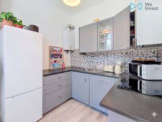 Info &amp; bezoeken: bruxelles.ouest@weinvest.be of 02 315 77 22<br /><br />We Invest biedt exclusief dit appartement met twee slaapkamers aan, gelegen op de 2de verdieping van een klein gebouw zonder lift in Ganshoren.<br /><br />Met een oppervlakte van 80 m² bestaat het uit twee slaapkamers, een woonkamer, een eetkamer, een volledig uitgeruste keuken, een douchekamer met wasruimte, een balkon aan de achterzijde en een kelder. EPC: D (162 kWh/m².jaar, CO₂: 39).<br /><br />Het appartement ligt dicht bij scholen, winkels en openbaar vervoer, en biedt een gemakkelijke toegang tot de belangrijkste invalswegen naar het centrum van Brussel of de Ring.<br /><br />Deze woning is een unieke kans en is beschikbaar vanaf 3 juli 2026.<br /><br />Huurprijs: € 995 per maand<br /><br />Lasten: € 150 per maand<br /><br />Neem contact met ons op om een bezoek te plannen! Mis al onze exclusieve aanbiedingen niet op onze website: WWW.WEINVEST.BE