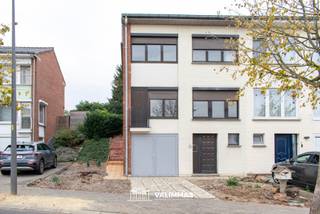VALIMMAS verkoopt in het centrum van Asse deze welgelegen driegevelwoning met garage en tuin....
Het gelijkvloers, op het straatniveau, omvat een inkomhal, een toilet, drie bergplaatsen en een garage.
De verdieping, op het tuinniveau, herbergt een hal/overloop, een salon en eetkamer met grote raampartijen = veel lichtinval, en een keuken. Met zicht op het terras en de omheinde tuin.
De tweede verdieping bestaat uit een nachthal, drie slaapkamers, een apart toilet en een badkamer.
De zolder is bereikbaar via een luik.
Dit betreft een zeer degelijke en solide woning, maar de interieurs en comfortvoorzieningen dienen wel nog grondig opgeknapt en gemoderniseerd te worden.
Gelegen vlak bij het centrum van Asse, op wandelafstand van winkels, scholen, bushaltes, station, Markt, CC …. . Uitstekende Mobiscore: 8,9/10.