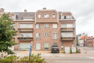 Dit ruime appartement biedt tal van mogelijkheden en is als volgt ingedeeld:Ruime inkomhal op marmeren tegelvloer met vestiairekast en...