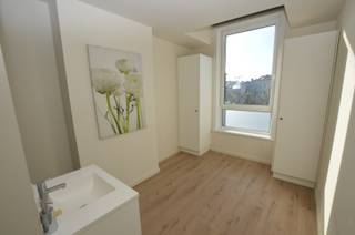 Gerenoveerde ruime woning met grote zonnige tuin, ook geschikt als kangoeroewoning. De woning bevindt zich in een rustige buurt met open zicht op pleintje. <br /><br />Indeling:<br /><br />Inkomhall, woonkamer, 2 open ingerichte keukens, badkamer met inloopdouche, wastafel en toilet, 2 afzonderlijke toiletten, berging, veranda met toegang tot grote zonnige tuin met tuinhuis, 3 slaapkamers, 2de badkamer met wastafel en douche, grote zolder met vaste trap (mogelijkheid tot extra kamers).<br /><br />- Nieuw dak<br />- Ook geschikt als kangoeroewoning <br />- Dubbele begazling PVC<br />- Verwarming met gaskachels.